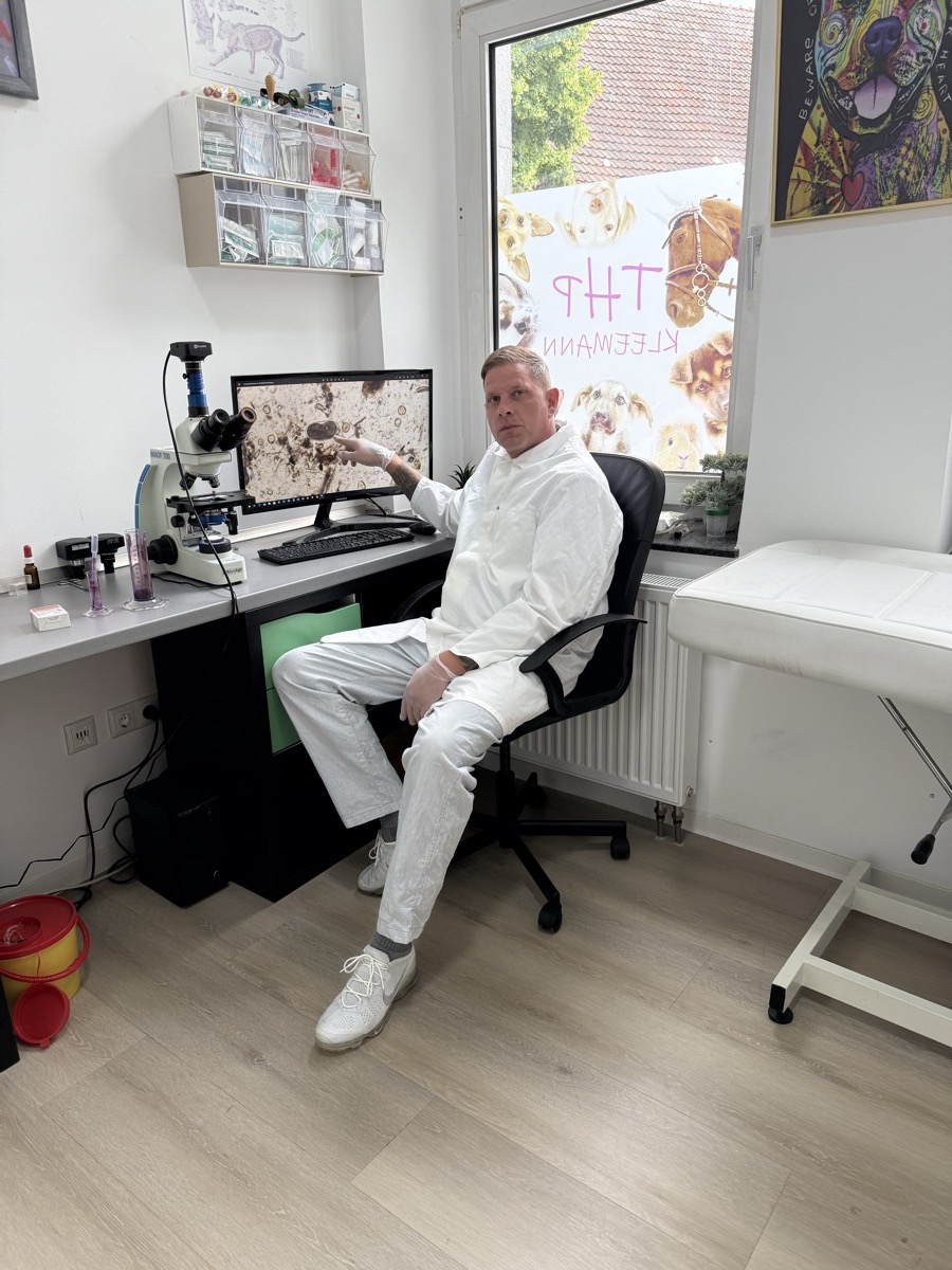 Tierheilpraktiker Markus Kleemann an seinem Mikroskop im Labor in Datteln